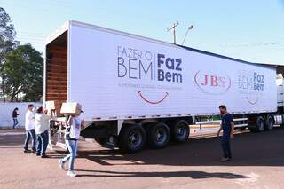 Entrega de doações em Sidrolândia (Foto: Messias Ferreira)