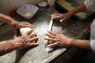 As mãos de Heitor e da esposa, Rosária amassando a massa da chipa. (Foto: Silas Lima)