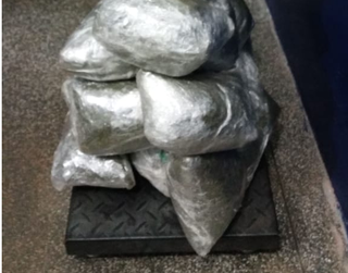 Jovem é preso com 20 pacotes de "supermaconha" dentro de táxi Jovem é preso com 20 pacotes de "supermaconha" dentro de táxi