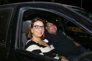 Andréa Lacet e o marido puderam lembrar do drive-in que um dia conheceram na UFMS. (Foto: Paulo Francis)