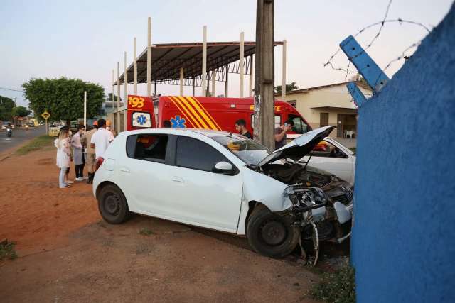 Motorista derrapa ao fazer convers&atilde;o e bate carro em muro de UBS 