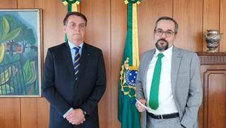 Abraham Weintraub, à direita, lê carta de despedida ao lado de Bolsonaro (Foto: Reprodução)