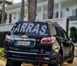 Viatura da Garras em frente à casa do empresário Fahd Jamil, em Ponta Porã (Foto: Divulgação)