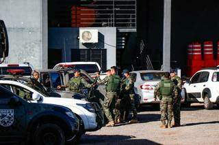 Equipes policiais envolvidas na operação na sede do Garras, nesta manhã (Foto: Henrique Kawaminami)