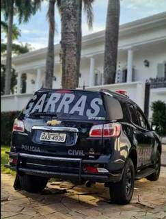 Viatura da Garras em frente à casa do empresário Fahd Jamil, em Ponta Porã (Foto: Direto das Ruas)