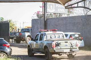 A todo momento, viaturas do Batalhão de Choque e Bope, que dão apoio ao Gaeco e Garras na operação, entram e saem da delegacia (Foto: Henrique Kawaminami)