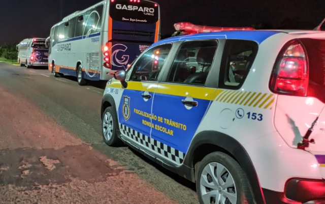 Sem permiss&atilde;o para entrar na cidade, &ocirc;nibus de viagem s&atilde;o levados para PF