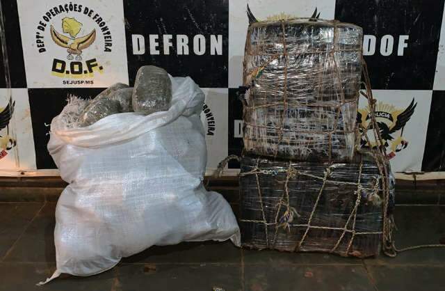 Pol&iacute;cia prende dupla que levava 70,6 quilos de maconha em bicicletas 
