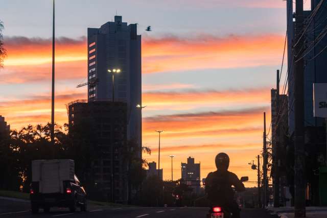 C&eacute;u de &quot;arco-&iacute;ris&quot; tem beleza, mas tamb&eacute;m &eacute; sinal de polui&ccedil;&atilde;o em alta