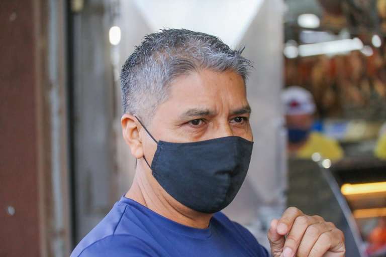 Em seu restaurante, Dori distribui máscaras aos clientes que não têm (Foto: Marcos Maluf) 