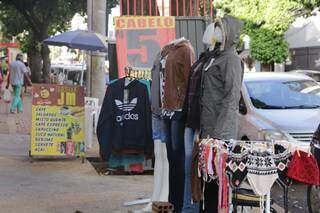 Roupas de frio à venda em rua da Capital (Foto: Kísie Ainoã)