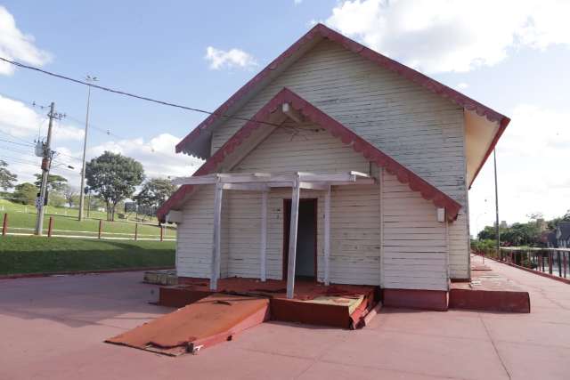 Casa do Papai Noel reflete abandono, com madeiras soltas e carpete rasgado