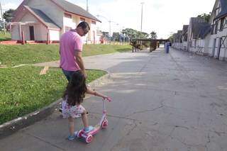 Pai leva filha para passear na Cidade do Natal e se entristece com situação de abandono (Foto: Kisie Ainoã)