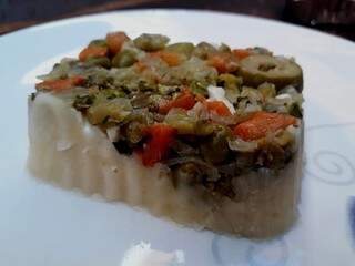 Escondidinho do Dindo, com legumes salteados na manteiga ao alho, creme de mandioca e queijo. (Foto: Alana Portela)