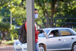 Homem encostado já garante proteção com uso de máscara no centro de Campo Grande nesta manhã (Foto: Henrique Kawaminami)