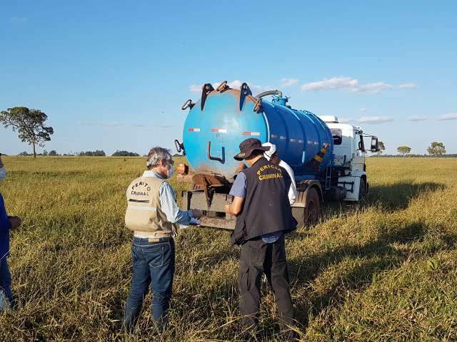 Curtume conhecido por irregularidades &eacute; flagrado ao fazer despejo em &aacute;rea rural