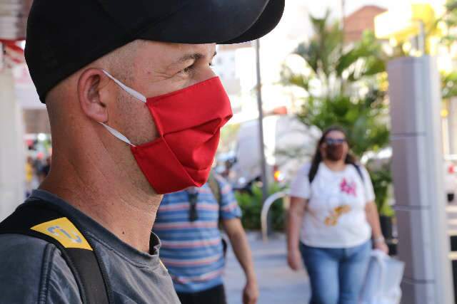 Novo decreto obriga m&aacute;scaras tamb&eacute;m nas ruas, pra&ccedil;as e dentro de carros