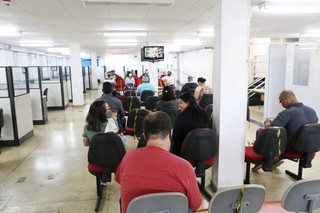 Trabalhadores na recepção da Funtsat em busca de oportunidades de emprego (Foto: Paulo Francis)