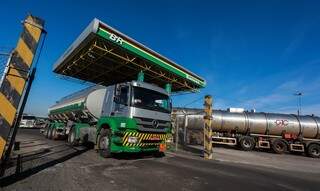 Caminhão é abastecido com combustível da Petrobras, que aumentou preços nesta sexta-feira (Foto: Divulgação)
