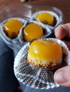 Os quindins são doces amarelinhos, com coco e açúcar refinado. (Foto: Arquivo pessoal)