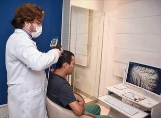 De acordo com o médico dermatologista, o principal indício de calvície é a mudança no comportamento do cabelo (Foto: Divugação)