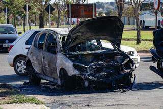 Carro pega fogo e fica completamente destru&iacute;do na Avenida Gury Marques