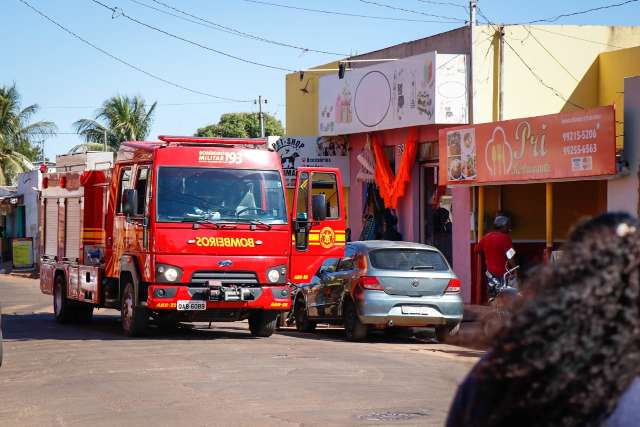 Princ&iacute;pio de inc&ecirc;ndio em botij&atilde;o de g&aacute;s derrete forro de restaurante