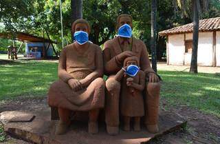 Esculturas da família de José Antônio Pereira com máscara lembram do período de pandemia (Foto: Raoni Ramires/Sectur)