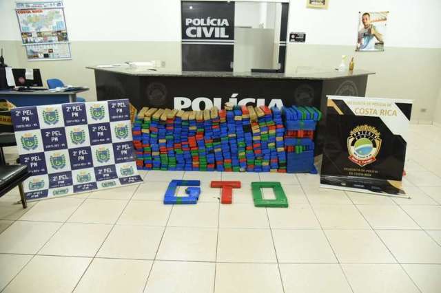 Traficante tenta fugir da PM, mas &eacute; perseguido e preso com maconha em carro