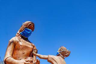 Em meio à pandemia, as esculturas espalhadas pela cidade também usam máscaras (Foto: Henrique Kawaminami)