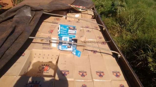 Contrabandista tenta fugir, mas acaba preso com caminh&atilde;o carregado com cigarros