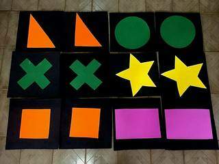 Jogo da memória gigante usando formas e cores diferentes. (Foto: Arquivo pessoal)