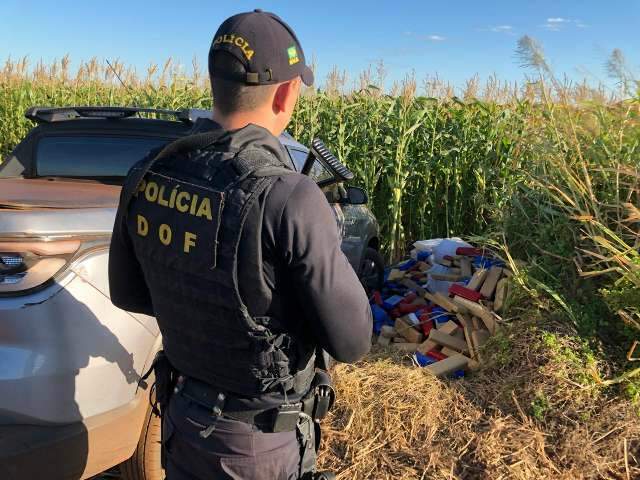Traficante abandona ve&iacute;culo com 1,2 tonelada de maconha em estrada vicinal