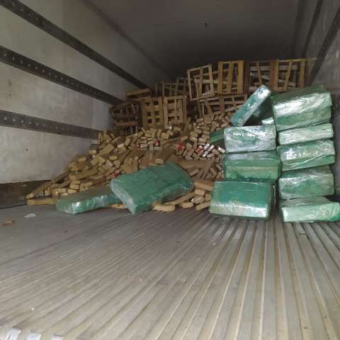 Dois tabletes de maconha levam pol&iacute;cia a caminh&atilde;o com 1,5 mil quilos da droga