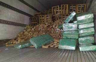 Dois tabletes de maconha levam pol&iacute;cia a caminh&atilde;o com 1,5 mil quilos da droga