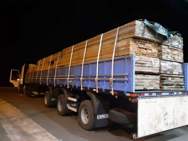 Pol&iacute;cia ret&eacute;m carreta com madeira ilegal e empresa &eacute; multada em R$ 18 mil