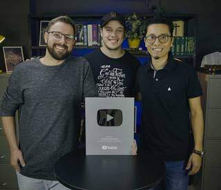 Da esquerda para direita, Filipe, Yuri, co-produtor e diretor e Joe, editor com a placa de 100 mil do YouTube incritos (Foto: Arquivo Pessoal)