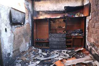 Incêndio começou no quarto da casa e destruiu cama, roupas e armário (Foto: Paulo Francis)