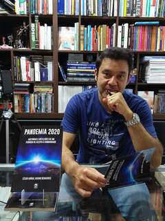 O cirurgião plástico, César Benavides, com os exemplares do livro Pandemia 2020. (Foto: Divulgação)