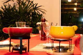 Panelas de preparar fondue em cima da mesa. (Foto: Henrique Kawaminami)