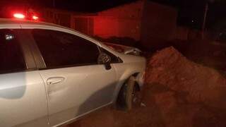 Motorista estaciona errado, avan&ccedil;a sobre guardas e atinge pai e beb&ecirc; de 2 meses