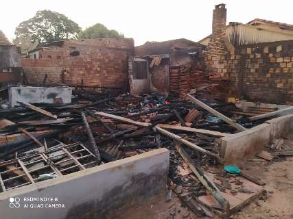 Casa de madeira fica completamente destru&iacute;da ap&oacute;s pegar fogo em Deod&aacute;polis 
