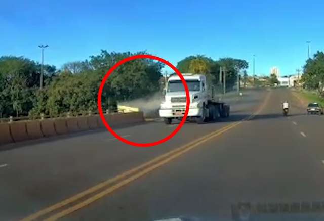 Motorista filmou momento que semirreboque atinge ciclista e despenca de avenida