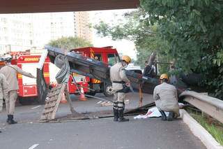 Motorista filmou momento que semirreboque atinge ciclista e despenca de avenida