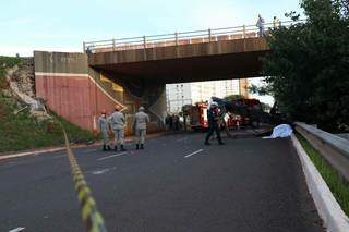 Ciclista morre ao ser atingido por semirreboque que se despreendeu de caminh&atilde;o