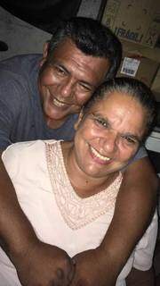 Edson Ortiz ao lado da esposa, que também testou positivo para o novo coronavírus. (Foto: Arquivo Pessoal)
