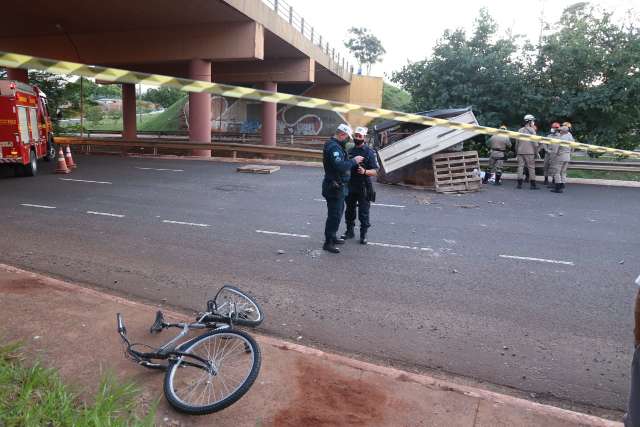 Ciclista morre ao ser atingido por semirreboque que se despreendeu de caminh&atilde;o