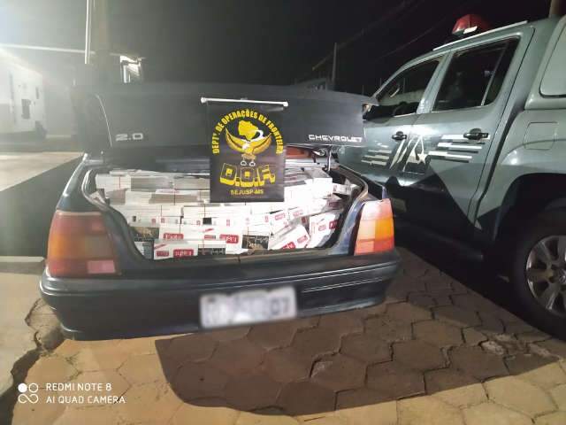Carro &eacute; apreendido com mais de 1,7 mil pacotes de cigarros contrabandeados
