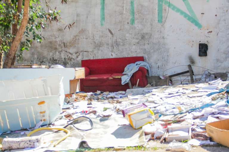 Caminho no mínimo perigoso até o sofá vermelho (Foto: Silas Lima)