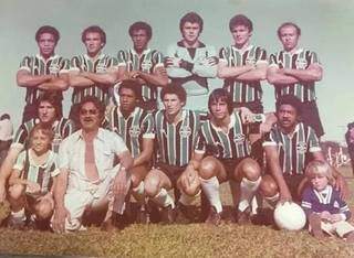 Renato é o primeiro agachado da esquerda ao lado de Luiz Prata, de camisa branca (Foto: Arquivo Pessoal/Hosana de Lourdes)